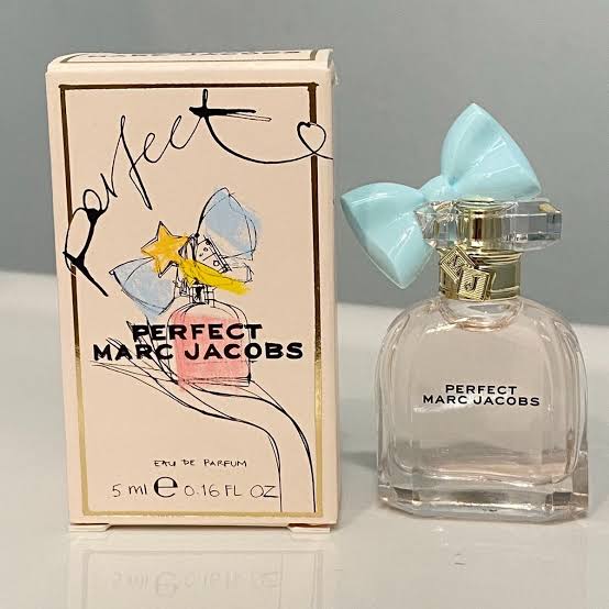 Marc Jacobs Perfect Eau de Parfum 5ml miniature for women, playful and elegant floral feminine fragrance in a compact bottle